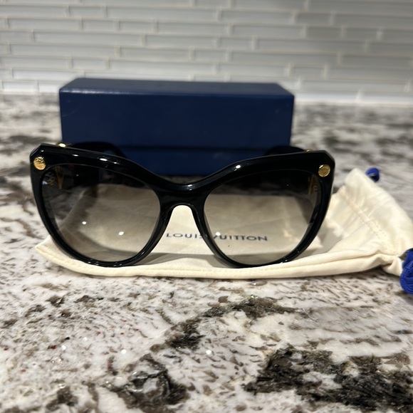 Almost like new LV glasses - Picture 4 of 6